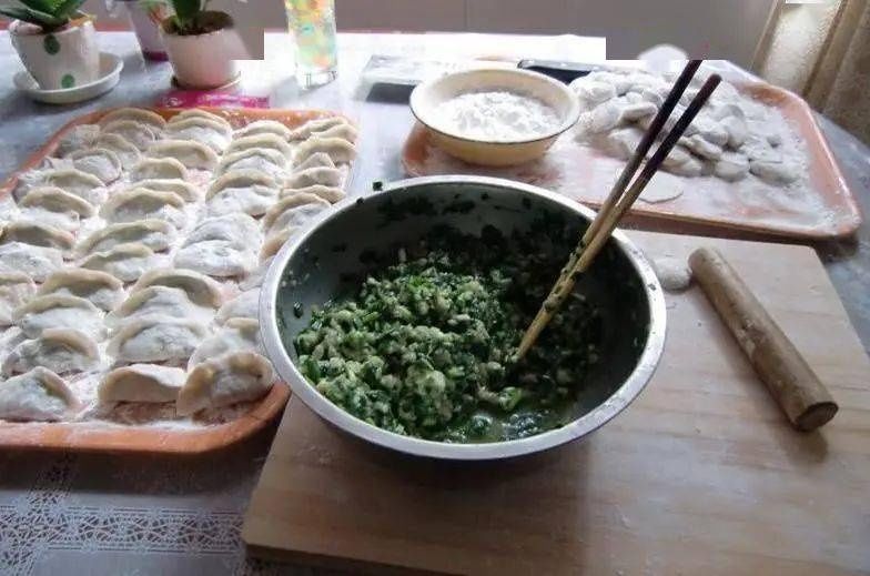  饺子|冻饺子前，往表皮撒点“它”，饺子不粘不开裂