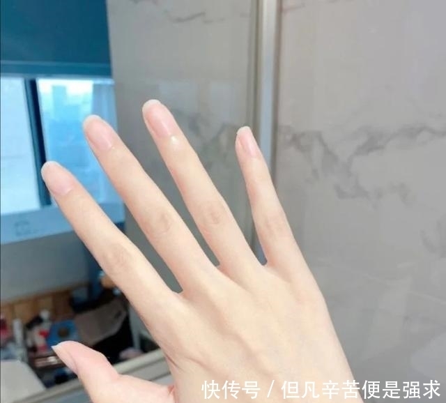女生除了涂抹护手霜以外,再做好这些事,养成白皙的“纤纤玉手”