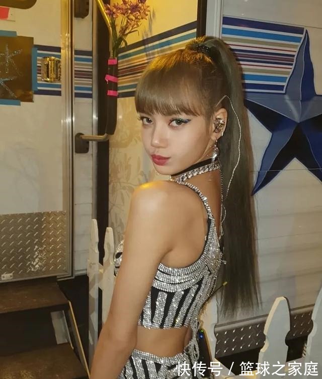 头发 别再披头散发了!这3个发型小技巧显嫩又高级!