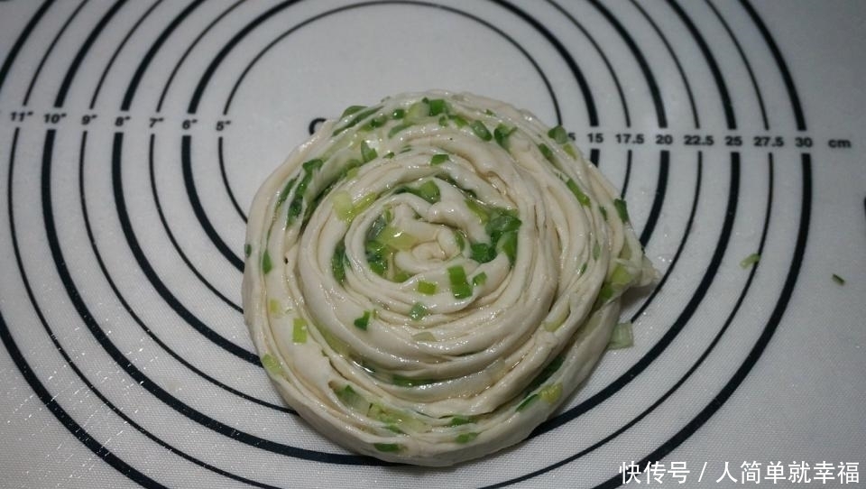 不用|自制的手抓饼层次多,外焦里嫩、葱香浓郁,一人一张不用炒菜了!