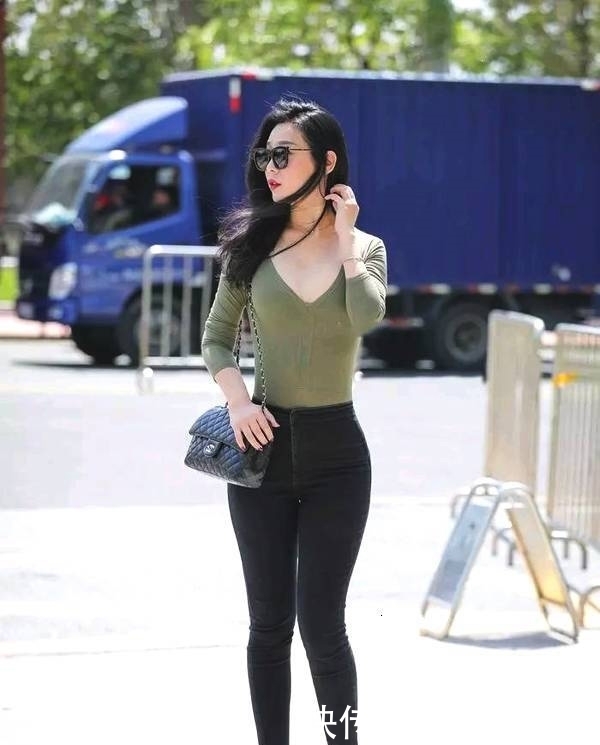 街拍:身材高挑的微胖小姐姐紧身衣搭配紧身裤,气质出众