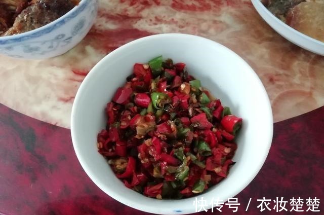 奶奶|孩子过生日,奶奶做了一桌菜,朋友圈火了,网友:我也想过生日了