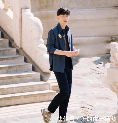 第二季|邓伦新综花絮，一双大长腿优越抢眼，按手印全方位暴露“小胖手”