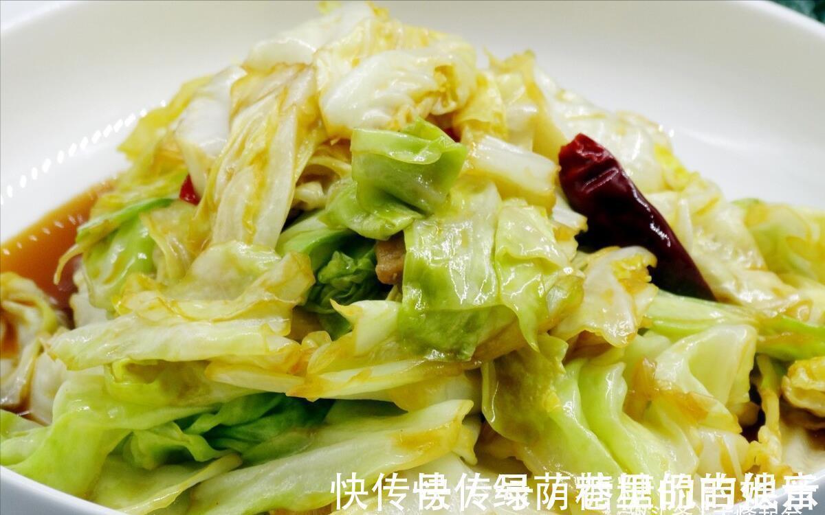 做手撕包菜，不要直接下锅炒，多加1步骤，又香又脆，吃着真下饭