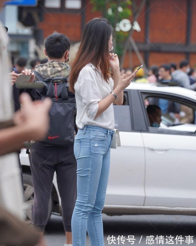 打底裤 白色温柔长袖搭配浅色中腰牛仔裤,轻熟风格,具有青春时尚感!