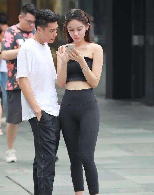 搭配 美女脚上搭配一双优雅的尖头高跟鞋,走在路上就是一道迷人的风景