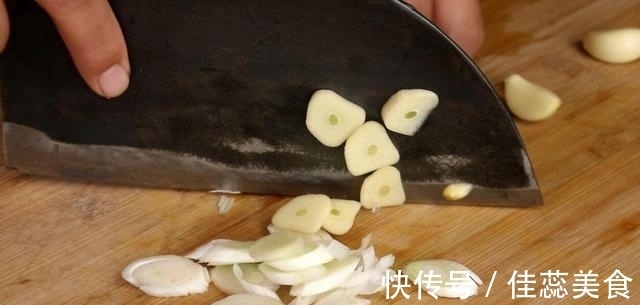 胡萝卜最好吃的做法，我家秋天经常吃，出锅连汤汁都不剩