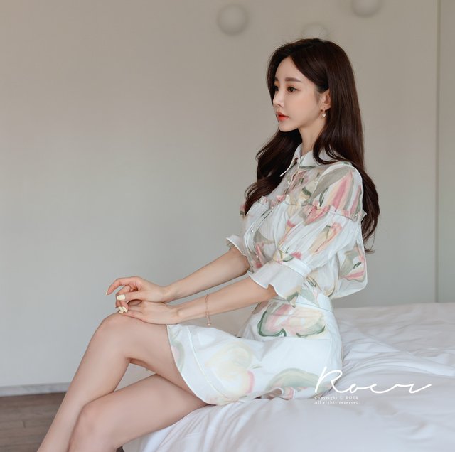 墨纹|女神孙允珠最新高清时尚搭配:莫奈油彩青苹果墨纹纤雅衬裙