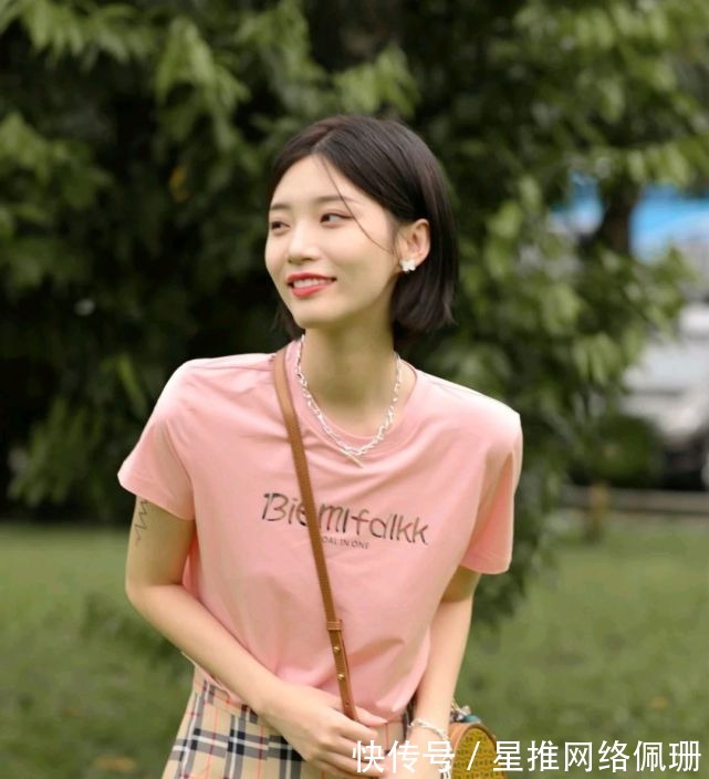 魅力|秋季穿搭可以做减法，穿搭风格简简单单就好，精致又有魅力