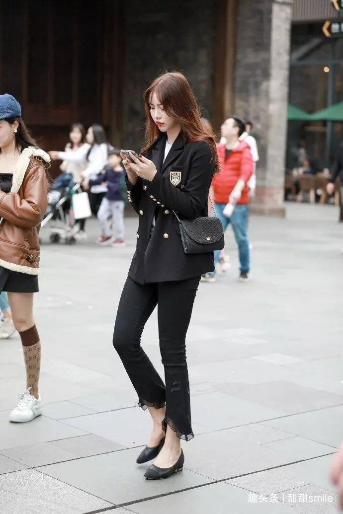 美女脚上再搭配一双简约的高跟鞋，定能让你爱不释手