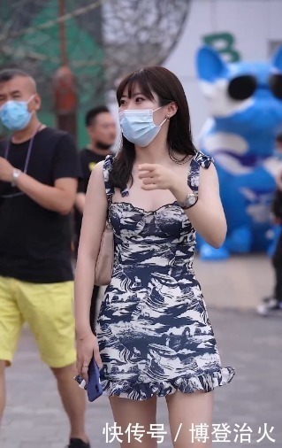 裙摆|街拍：水墨风的吊带连衣裙，展示满满中国风，凸显小姐姐绝佳气质