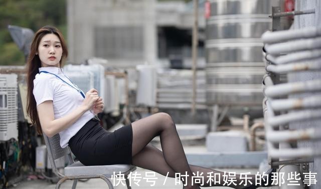 短裙 白色衬衫干练又经典，搭配包臀黑色短裙，修身又有型！