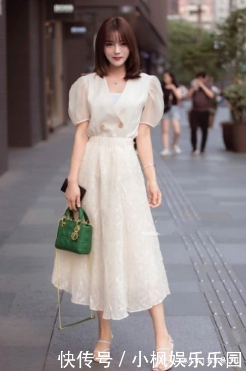 路人街拍,利用了颜色的优势,充满了修身的效果