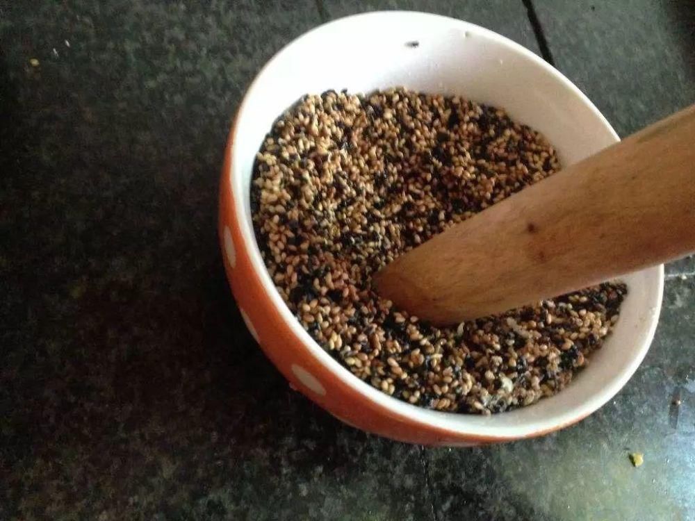 黄化病|总烂根黄叶,盆里撒一把它,不管多难养,很快能冒芽冒花!