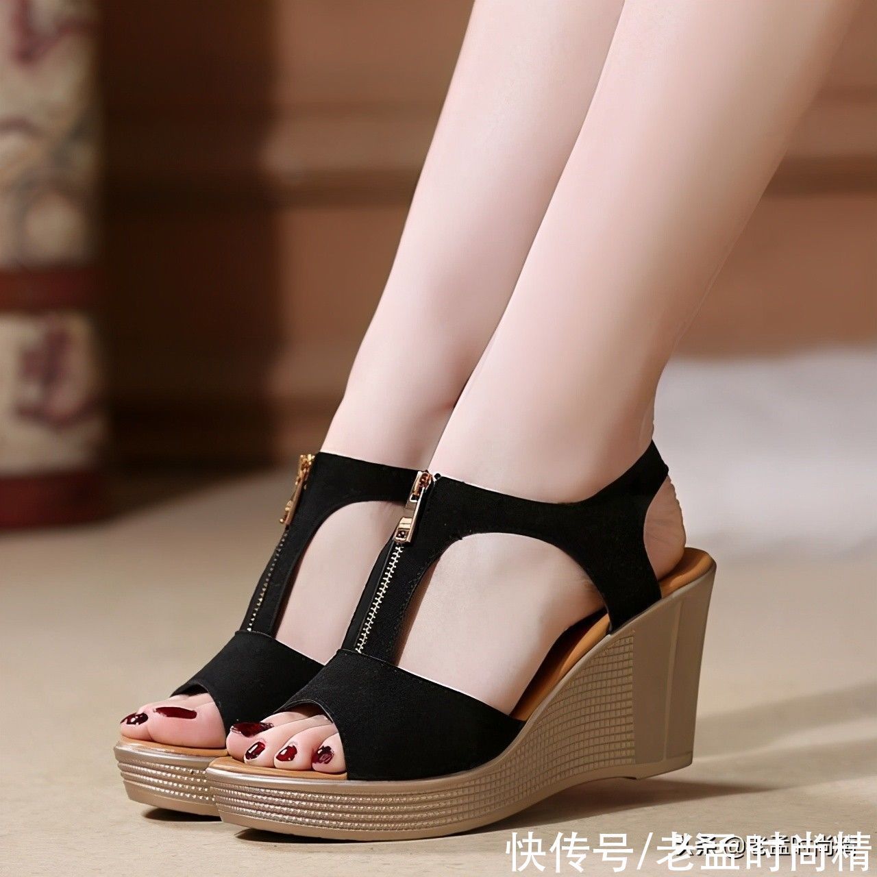 鱼嘴凉鞋 今年最流行的鱼嘴凉鞋,露出脚趾,更显腿细脚白