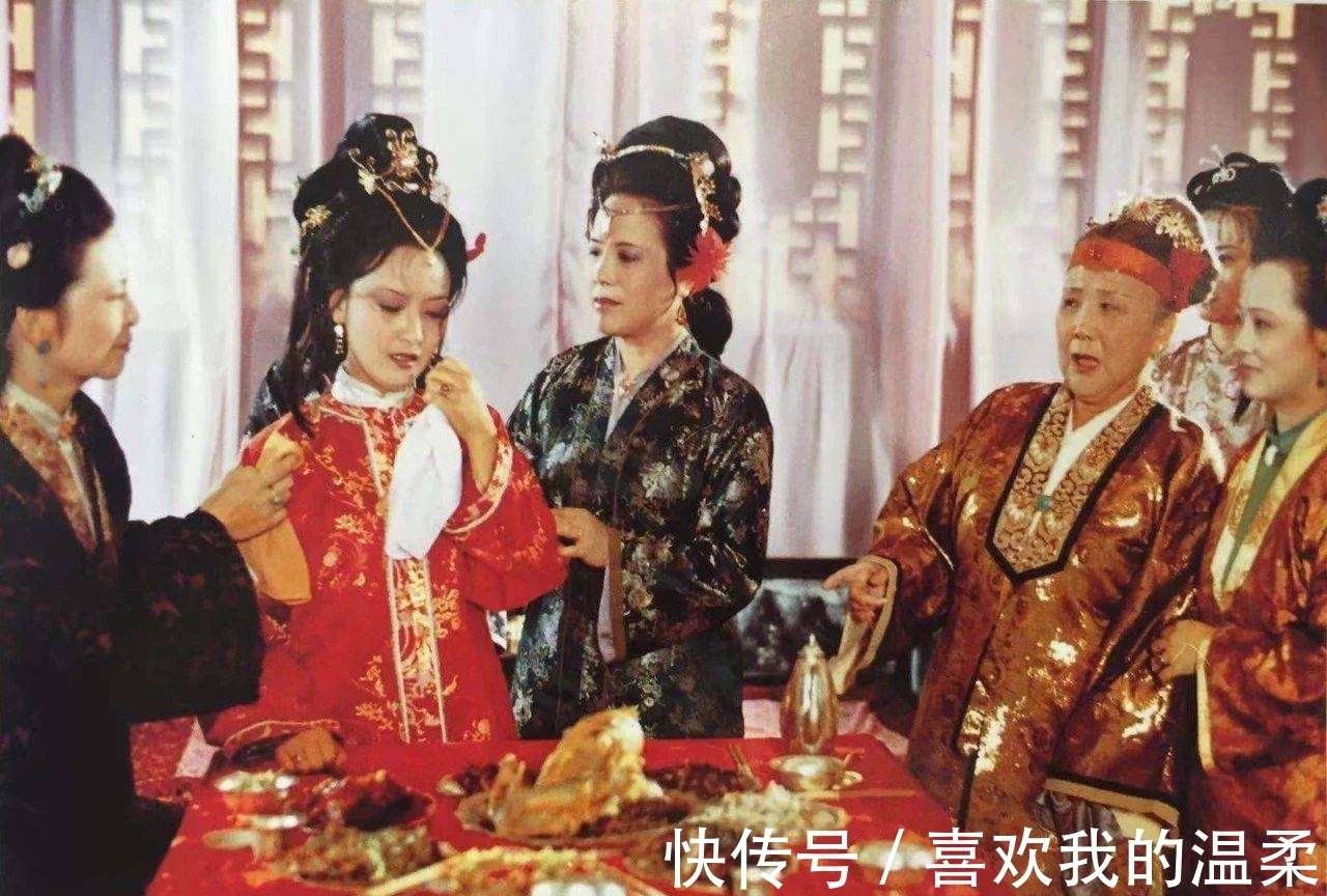 红楼梦！王熙凤过生日，贾母让众人凑份子，一场闹剧将人性鞭挞地一览无遗