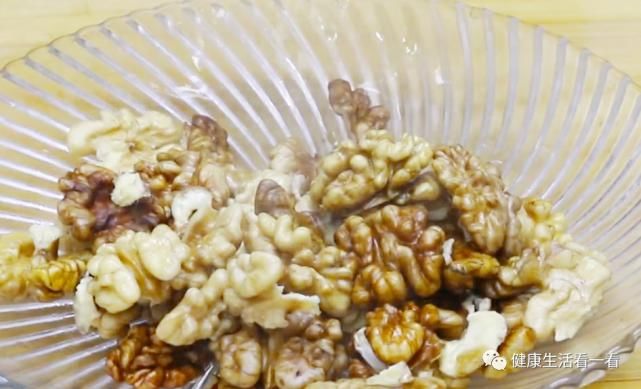 把核桃放锅里蒸一蒸，没想到这么厉害，涨知识了