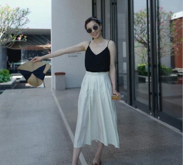 搭配 今夏流行的“米色半身裙”,搭配这几款上衣,温柔大气不说还高级!