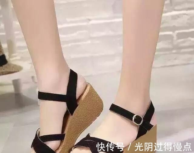 高跟鞋 40女人夏季凉鞋应该怎样穿？这些凉鞋既舒适又减龄时尚