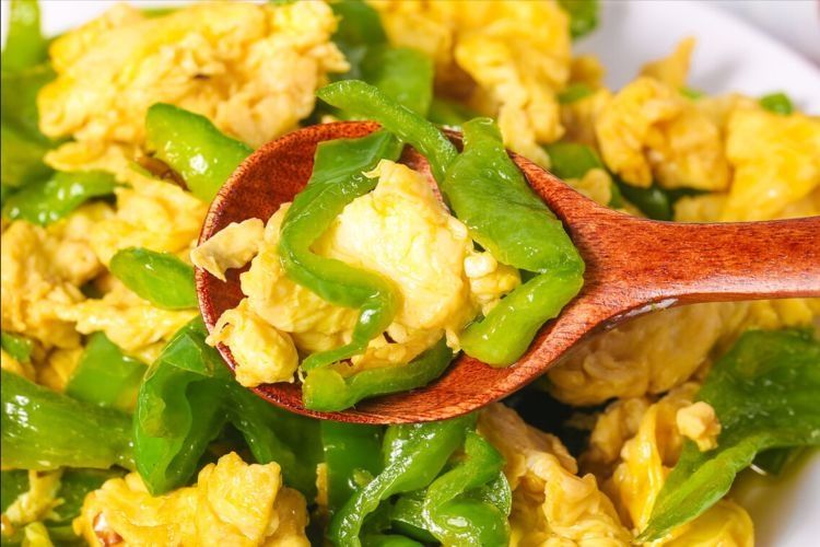 青椒炒鸡蛋,先炒青椒还是鸡蛋?用对方法,青椒脆嫩鸡蛋爽滑