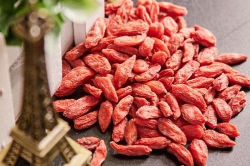 不适合吃|枸杞虽好，但不能盲目追捧，4种情况不适合吃枸杞，转告家人