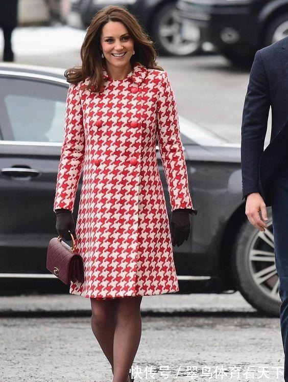 夏洛特公主 凯特王妃穿“千鸟格”大衣搭长靴, 时髦又大气! 凌乱发型十分显老!