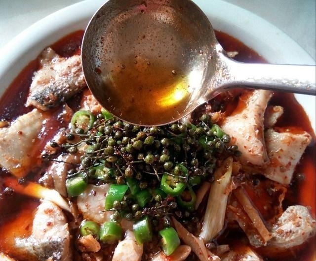 炖鱼时，“两种调料”不能放，否则鱼腥味很大，又难吃