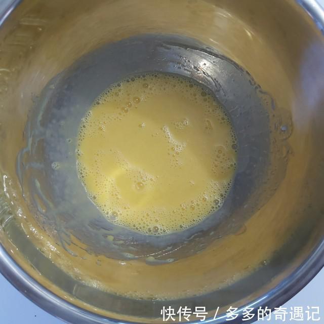 玉米淀粉|爆浆椰浆芝士奶盖蛋糕,切开一小口,竟然还是爆浆效果