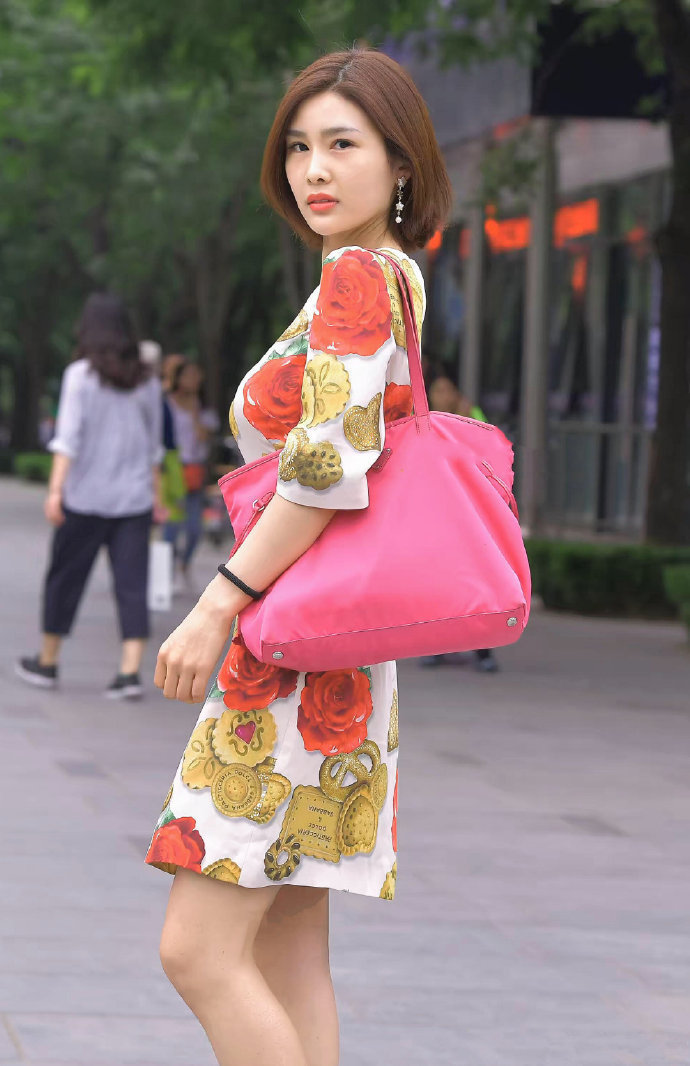 造型|印花连衣裙修身显气质, 秋日穿搭选择它, 让造型显得优雅大方