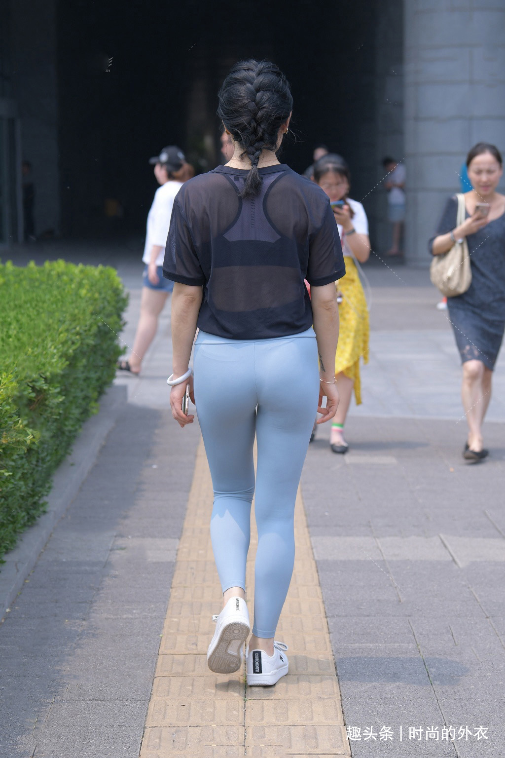 日常出行选择休闲运动装,简单修身,让你美成焦点