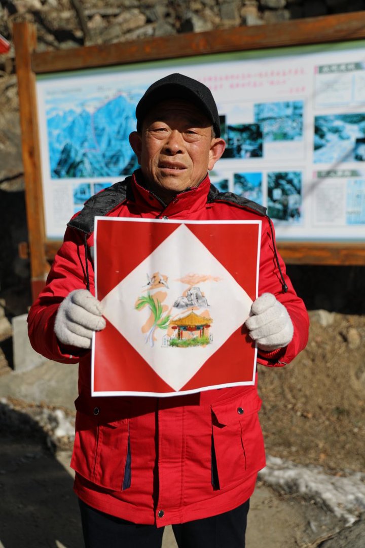 老年|山东福受热捧！泰山挑山工老队长成送福人