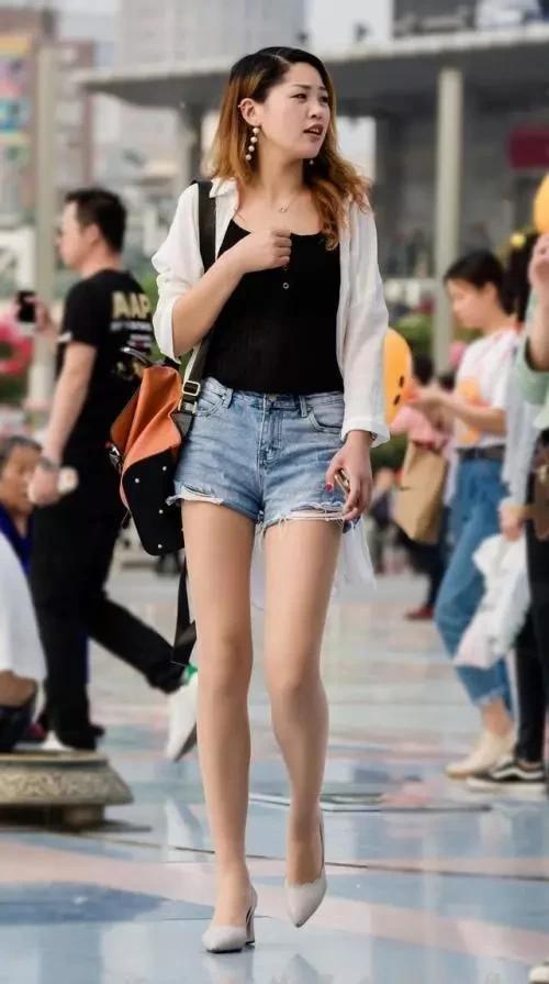 街拍|美女街拍:小姐姐有着一头优雅的长发,尖头高跟鞋优雅又成熟