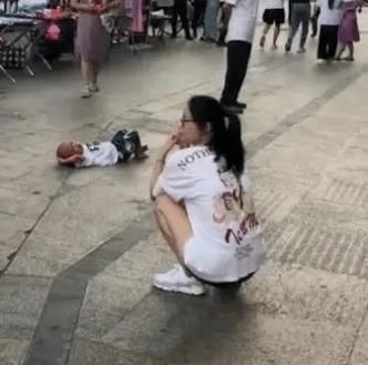 玩具|“我不买了,妈妈别打了”,6岁女孩痛哭求饶:失控父母到底有多可怕!