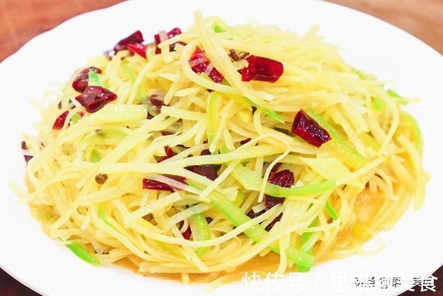 炒土豆丝前,用水冲洗就错了40年大厨教你3大技巧,脆爽不粘锅