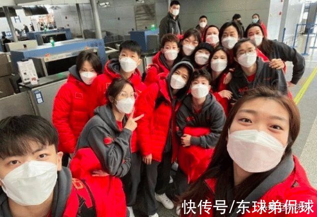 中国男足|喜讯，确诊十人后，女篮核心首报平安，女篮隔离举动让男足脸红