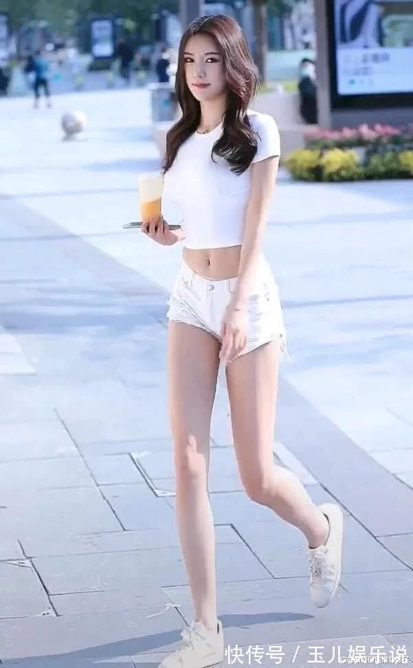 清纯感 热裤加上小白鞋，释放出别具一格的美