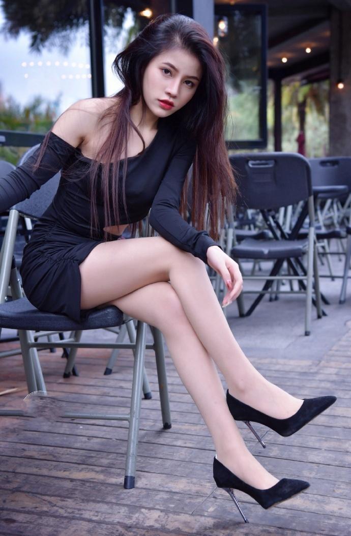 风情|街拍:拥有修长美腿,释放修身牛仔裤的风情!