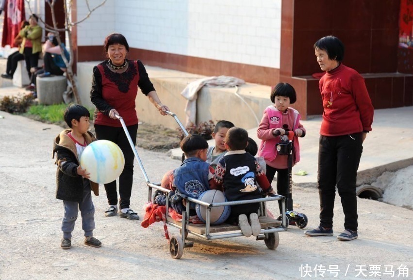 奶奶|三胞胎交给奶奶带了三个月，妈妈直接认不出，画面太真实