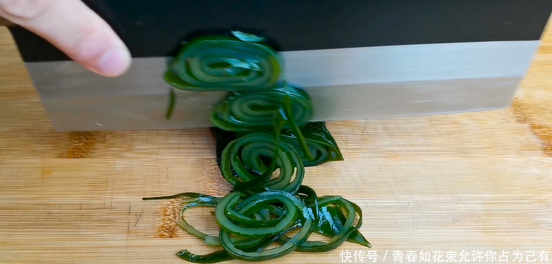 难怪饭店的凉拌海带丝那么好吃,原来有诀窍,简单好学又解馋