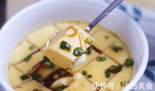 蒸鸡蛋羹时，不要再放温水了，加“它”鸡蛋如布丁嫩滑，入口即化