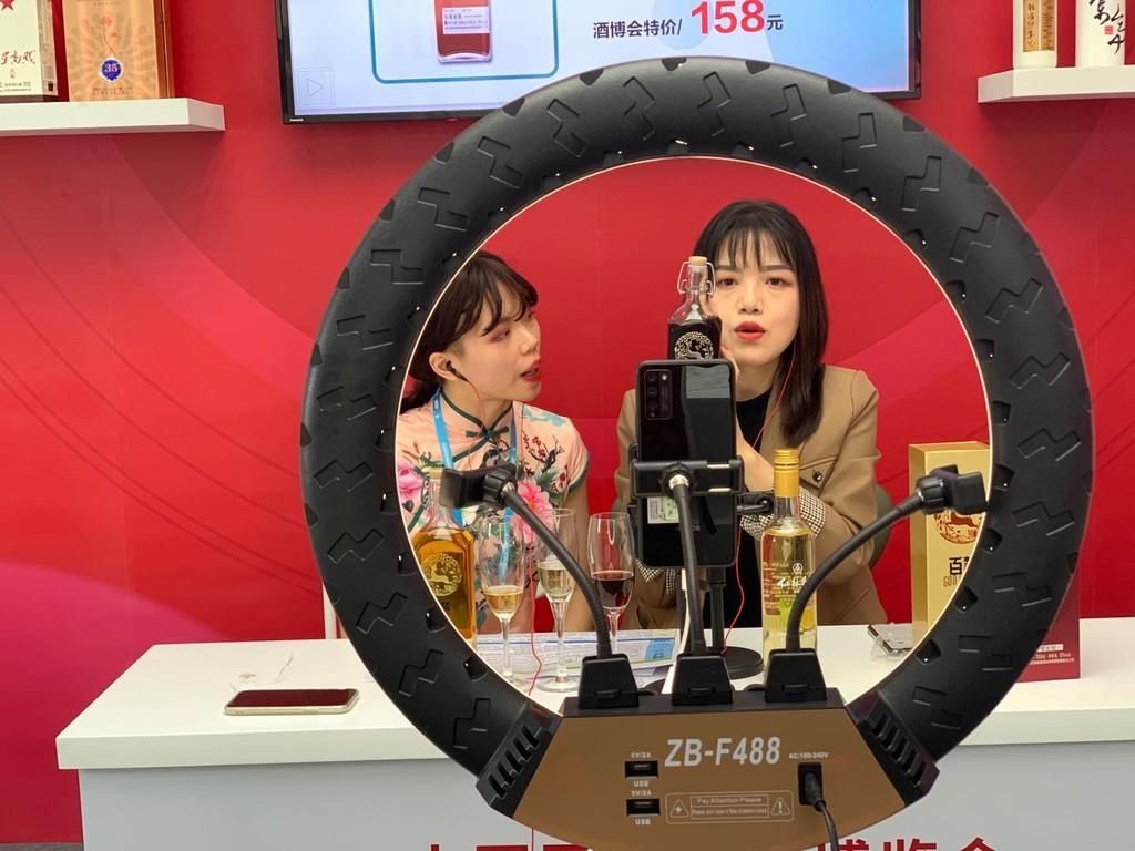 看酒|川宝看酒博VLOG⑥ | 旗袍主播、抖音网红直播“带酒”足不出户可看300款酒