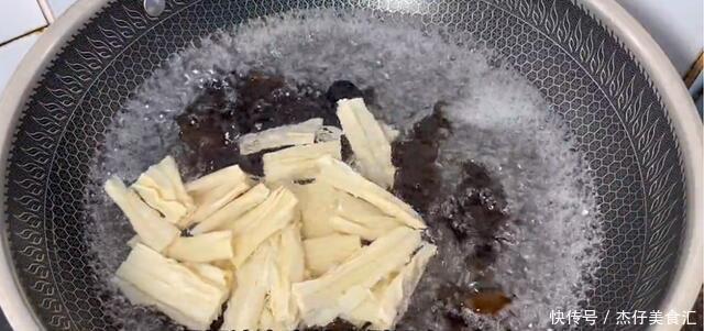 招待客人的时候,做这样一道凉拌菜,清脆爽口吃得完全停不下来