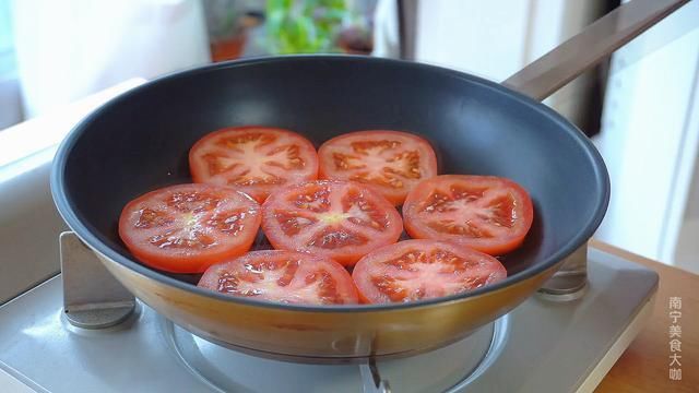 番茄鸡蛋饼|番茄和鸡蛋别只会炒着吃了，搭配一张手抓饼，10分钟做好营养早餐