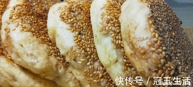芝麻烧饼这样做真香，不揉不擀面，更不用调油酥，出锅一盘不够吃