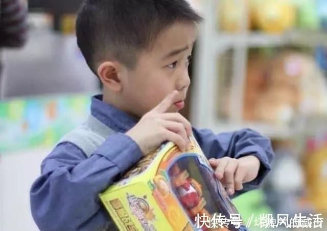 父母|“妈妈别打了,我会听话的”,小女孩跪地求饶,父母失控有多可怕?