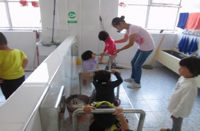 如厕|“为啥孩子不愿在幼儿园拉臭臭”？家长别不当回事，压力让娃焦虑