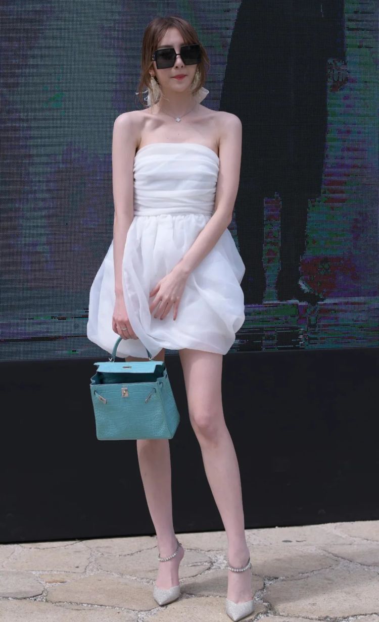 抹胸裙 蕾丝抹胸裙搭配尖头细跟鞋,穿出细节和窈窕之美,优雅又迷人