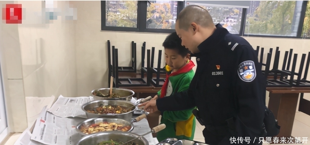 孩子|萌娃大摇大摆上门“蹭吃”火了,双手插兜表情贼逗:婶,我又来了