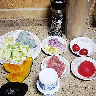 减脂快手早餐:番茄肉酱意面,角瓜虾仁汤,酸奶牛油果泥