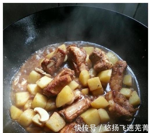 表姑|排骨炖土豆这样做，满屋肉香，入口酥烂，只须简单两步！